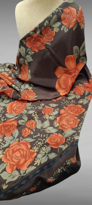 Pañuelo marrón con rosas naranjas