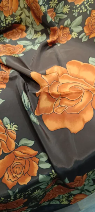 Pañuelo marrón con rosas naranjas
