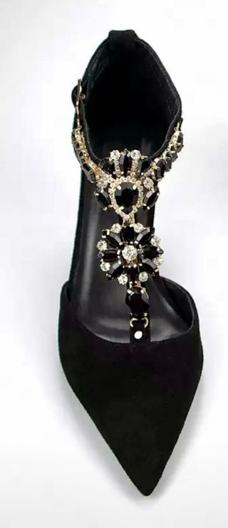 Zapatos de tacón negros con pedrería dorada