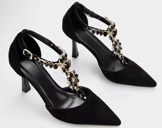 Zapatos de tacón negros con pedrería dorada