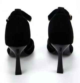 Zapatos de tacón negros con pedrería dorada