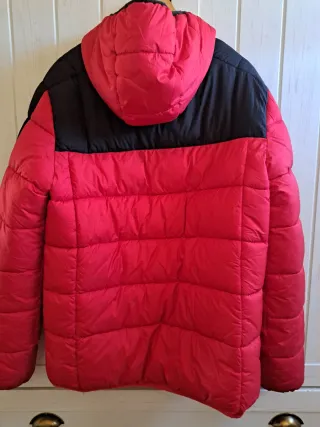 Chaqueta acolchada roja y negra con capucha