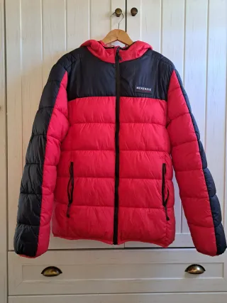 Chaqueta acolchada roja y negra con capucha