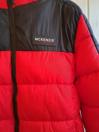 Chaqueta acolchada roja y negra con capucha