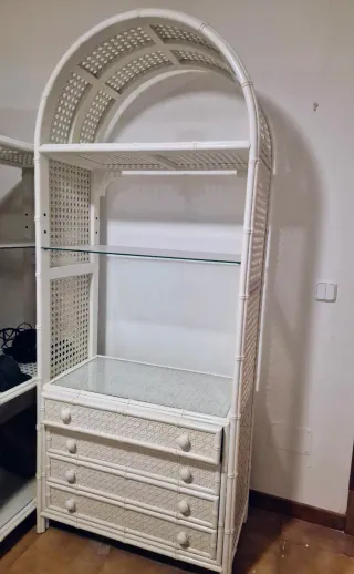 Mueble ratan blanco con baldas cristal y cajones