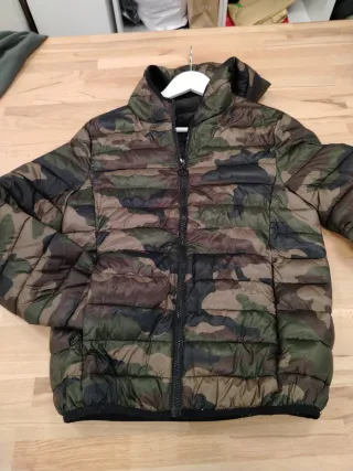 Piumino mimetico con cappuccio