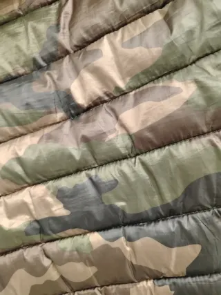 Piumino mimetico con cappuccio