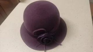 Gorro elegante violeta de lana