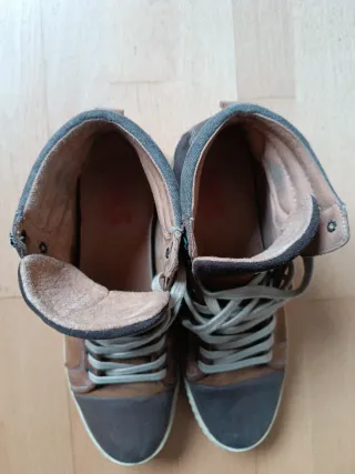 Botas altas de ante y cuero.