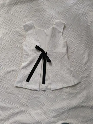 Top blanco espalda abierta lazo negro