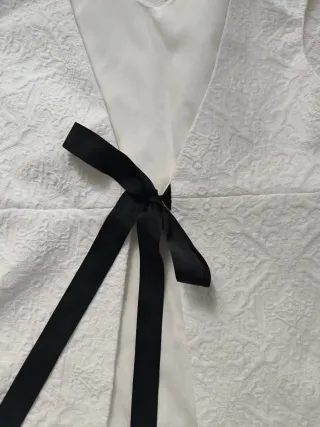 Top blanco espalda abierta lazo negro