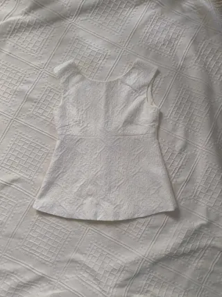 Top blanco espalda abierta lazo negro