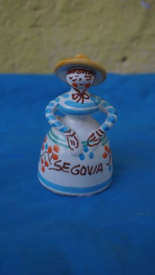 Campana con figure di bambole in ceramica, decorazione 10 cm