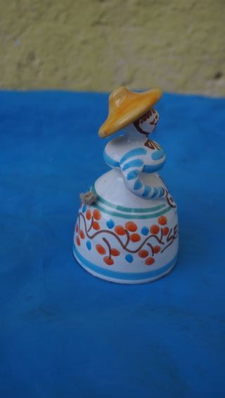 Campana con figure di bambole in ceramica, decorazione 10 cm
