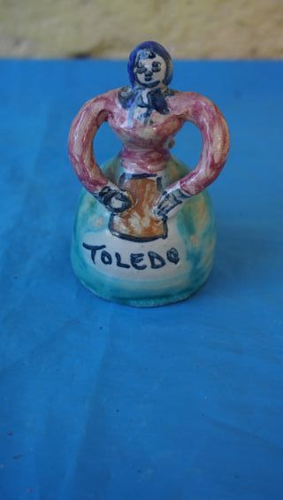 Campana con figure di bambole in ceramica, decorazione 10 cm