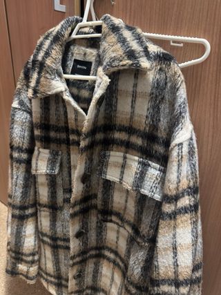 Chaqueta Bershka cuadros beige y marrón