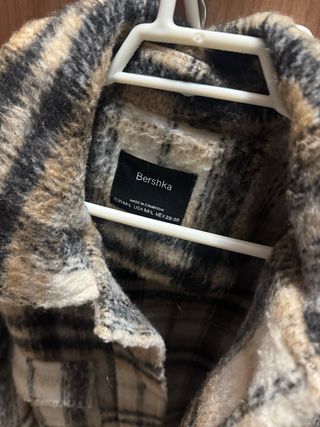 Chaqueta Bershka cuadros beige y marrón