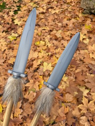 Lanza de disfraz azul y marrón