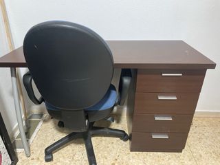 Silla y escritorio