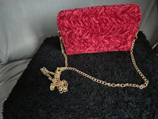Bolso de mano rojo con cadena dorada