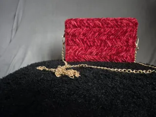 Bolso de mano rojo con cadena dorada