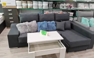 Sofá gris con mesa centro blanca