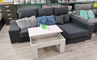 Sofá gris con mesa centro blanca