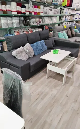 Sofá gris con mesa centro blanca