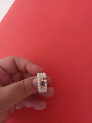 Anillo perlitas ajustable azul y blanco