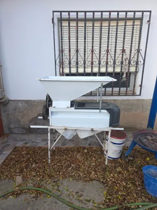Prensa y despalilladora de vino