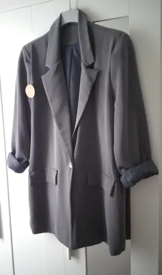 Chaqueta gris fluida. sin estrenar.