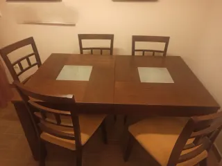 Mesa de comedor y 6 sillas de madera