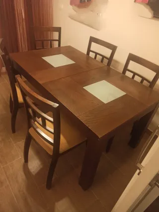 Mesa de comedor y 6 sillas de madera