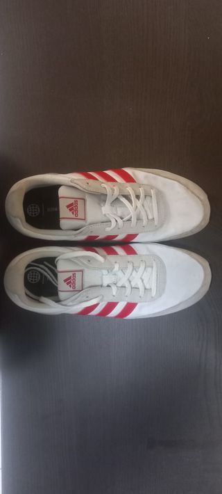 Adidas Blancas con Rayas Rojas