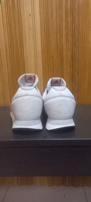 Adidas Blancas con Rayas Rojas