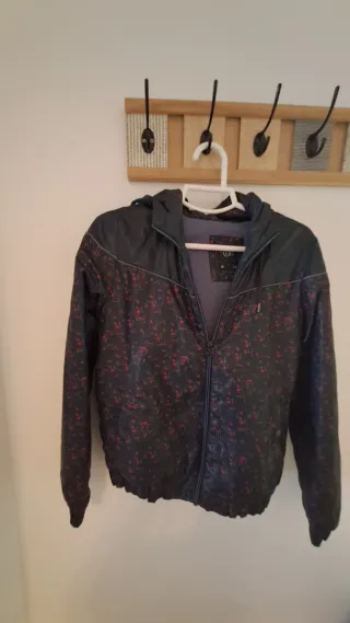 Chaqueta impermeable con estampado floral