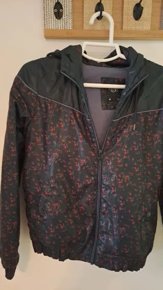Chaqueta impermeable con estampado floral