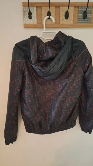 Chaqueta impermeable con estampado floral