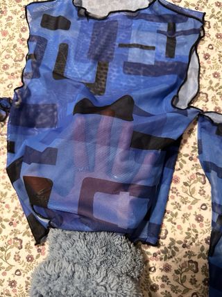 Camisa moderna azul con estampado geométrico