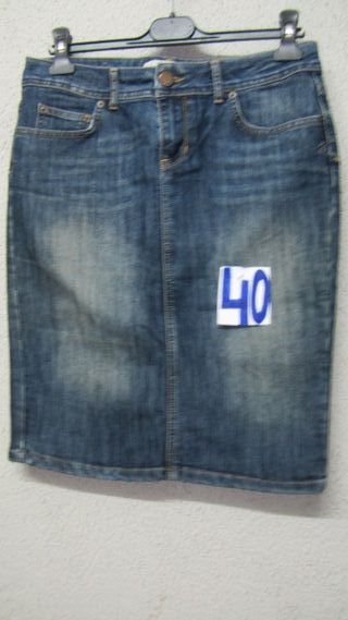 Vestido negro , Jersey marfil, y dos faldas