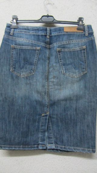 Vestido negro , Jersey marfil, y dos faldas