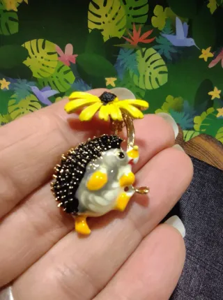Broche Erizo Esmaltado con Flor Amarilla