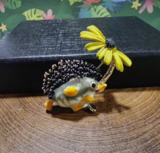 Broche Erizo Esmaltado con Flor Amarilla