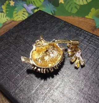 Broche Erizo Esmaltado con Flor Amarilla