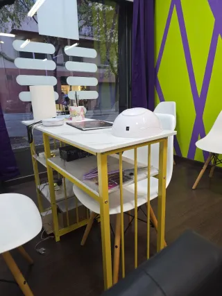 Alquiler de espacio , mesa de uñas