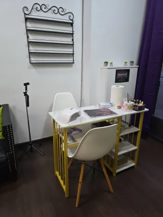 Alquiler de espacio , mesa de uñas