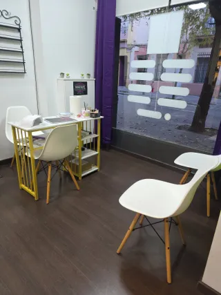 Alquiler de espacio , mesa de uñas