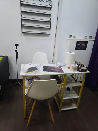 Alquiler de espacio , mesa de uñas