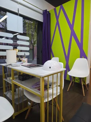 Alquiler de espacio , mesa de uñas