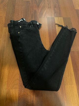 Pantalón negro Mango